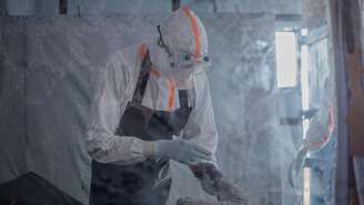 Um médico presta atendimento a um paciente com Ebola no Centro de Tratamento de Ebola de Rwampara, em Bunia, Ituri, na RDC, em 13 de julho de 2026.
