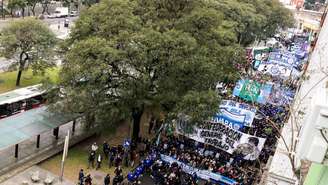 Trabalhadores, sindicalistas e ativistas de organizações sociais durante um protesto contra o endividamento crescente das famílias, em Buenos Aires, em 20 de agosto de 2026.