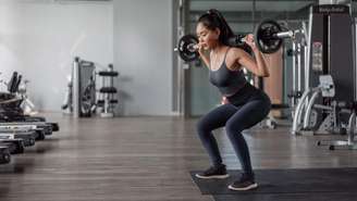 Personal trainer revela os principais erros cometidos durante o agachamento