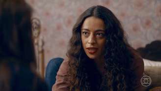 Lyris arma junto com Adriana em Quem Ama Cuida (Imagem: Reprodução/Globo)