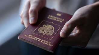 Um cidadão russo segura seu passaporte em Belgrado, em 1º de fevereiro de 2024.