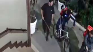 Polícia tenta prender entregadores suspeitos de linchar ciclista em Copacabana