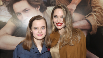 Vivienne Jolie-Pitt com a mãe, Angelina Jolie, em 2024