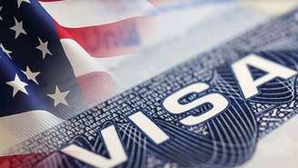 A suspensão estava em vigor desde 21 de janeiro de 2026 e afetava pedidos de vistos de imigração, diferentemente dos vistos temporários. A medida atingia cidadãos de 75 países, entre eles Brasil.
