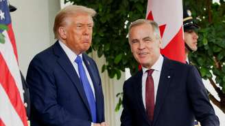 Imagem de outubro de 2025 mostra o presidente dos EUA, Donald Trump, recebendo o primeiro-ministro do Canadá, Mark Carney, na Casa Branca, em Washington, D.C., EUA.