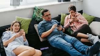 Estudo mostra que falamos quase 30% menos por dia do que há duas décadas; entenda como tecnologia pode afetar nossas conexões e conversas
