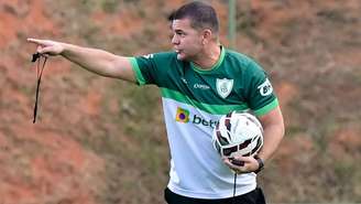 Umberto Louzer em treino do América-MG 