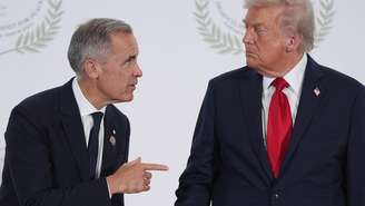 Mark Carney e Donald Trump durante a cúpula pela paz em Gaza, em 13 de outubro de 2025.