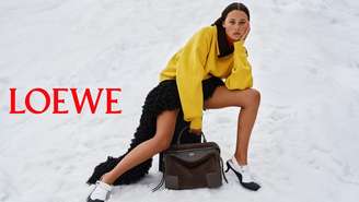 Confira a nova campanha de LOEWE fotografada na neve