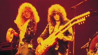 Integrantes do Led Zeppelin nos anos 70, com Robert Plant e Jimmy Page em destaque no palco