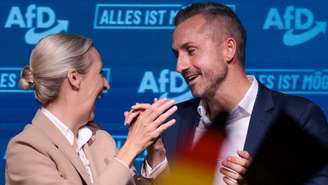 Ulrich Siegmund (à direita), líder da chapa do partido de extrema direita AfD para as eleições regionais na Saxônia‑Anhalt, em 6 de setembro.