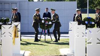 O primeiro-ministro britânico Andy Burnham participa de uma cerimônia de deposição de coroa de flores no túmulo do soldado ucraniano desconhecido, no cemitério memorial militar nacional da Ucrânia, em 24 de agosto de 2026.