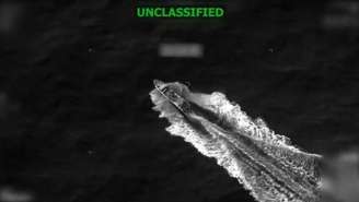 Esta captura de tela de um vídeo publicado na conta do Comando Sul dos EUA (SOUTHCOM) no X em 26 de abril de 2026 mostra uma embarcação que supostamente estava “navegando por rotas conhecidas de narcotráfico no Pacífico Oriental”, antes de ser atacada sob o comando do General Francis L. Donovan em 26 de abril de 2026.