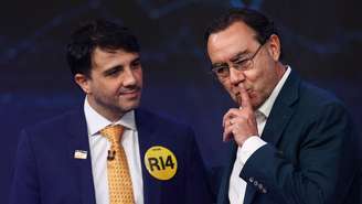 Os candidatos Renan Santos, à esquerda, e Augusto Cury, à direita, em debate da Band