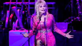 Dolly Parton relembra ter sido "chicoteada" pelo avô por causa de seu estilo