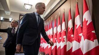 O primeiro-ministro canadense, Mark Carney (à direita), e o ministro das Finanças do Canadá, François-Philippe Champagne (à esquerda), no Parlamento, em Ottawa, Ontário (Canadá), em 14 de abril de 2026. (Imagem ilustrativa)