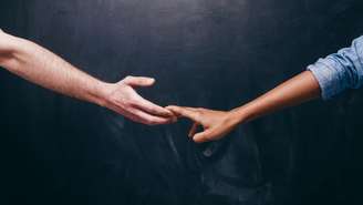 Conhecidos como ficantes, situationships ou quase algo, esses vínculos sem compromisso oficial podem gerar um luto emocional prolongado