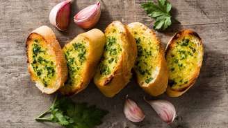 Transforme pão amanhecido em um pão de alho cremoso e crocante 