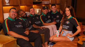 Anitta aparece ao lado dos compositores que disputam o samba