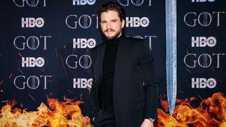 Kit Harington, conhecido por interpretar Jon Snow em "Game of Thrones", da HBO, foi anunciado como o novo intérprete de Gilderoy Lockhart na segunda temporada da série "Harry Potter". O ator britânico substituirá Nicholas Hoult, que havia sido confirmado no papel, mas deixou a produção por conflitos de agenda com as gravações de "Man of Tomorrow”, continuação de “Superman”.