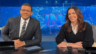 Márcio Bomfim e Ana Paula Araújo na bancada do Jornal Nacional