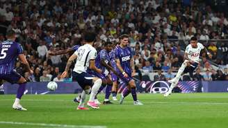 Savinho marcando seu primeiro gol pelo Tottenham 