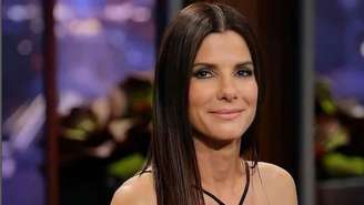 Sandra Bullock revelou novos detalhes sobre como os filhos, Louis e Laila, lidaram com a doença de Bryan Randall, seu companheiro, que morreu em agosto de 2023, aos 57 anos. As declarações foram feitas durante a participação da atriz no podcast “SmartLess”, apresentado por Jason Bateman, Will Arnett e Sean Hayes.