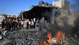 Palestinos inspecionam o local de um ataque israelense a uma usina de dessalinização de água, realizado pelo exército israelense, na cidade de Gaza, em 24 de agosto de 2026.