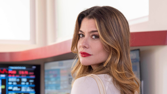 Bela precisa assumir o parto de Carmela após Vanessa se recusar a ajudar em Por Você