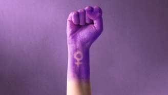 Avanços históricos transformaram a vida das mulheres, mas principalmente barreiras sociais e econômicas ainda limitam oportunidades