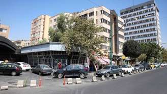 Motoristas enfrentam longas filas em um posto de gasolina na capital iraniana após o anúncio de novas sanções dos Estados Unidos e a redução das cotas de combustível impostas pelas autoridades, em 25 de agosto de 2026.
