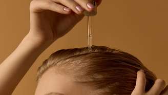 Descubra a origem ayurvédica do hair oiling, como aplicar óleo na raiz corretamente e os benefícios dos rituais com plantas tradicionais