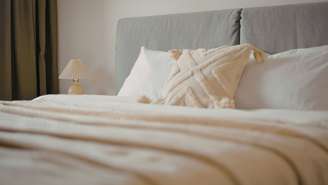 A combinação de diferentes tecidos e camadas pode deixar a cama mais aconchegante e sofisticada