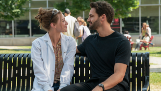 Lili Reinhart e Tom Bateman vivem Olive e Adam na adaptação de A Hipótese do Amor