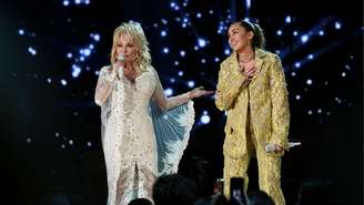 Dolly Parton e Miley Cyrus se apresentam no palco durante a 61ª edição do GRAMMY Awards, em fevereiro de 2019