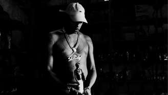 No primeiro álbum de estúdio, rapper de Salvador se junta a Russo Passapusso, Tiago Simões e Orquestra Afrosinfônica em disco ambicioso