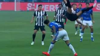 Momento em que Kaio Jorge faz falta em Rual Tressoldi no primeiro confronto entre Cruzeiro e Atlético-MG, pelas quartas de final da Copa do Brasil de 2026 - 