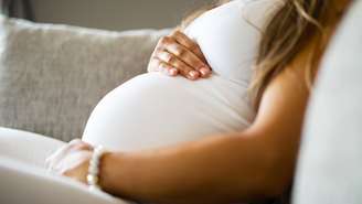 Mulher deu à luz gêmeos gestacionais de pais biológicos diferentes após engravidar naturalmente durante um processo de FIV