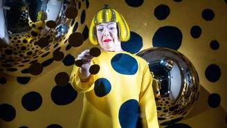 Yayoi Kusama transformou experiências pessoais, obsessões e alucinações em uma das obras mais reconhecidas da arte contemporânea