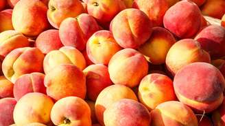 Rico em fibras e antioxidantes, o pêssego pode fazer parte de uma alimentação equilibrada e contribuir para diferentes funções do organismo