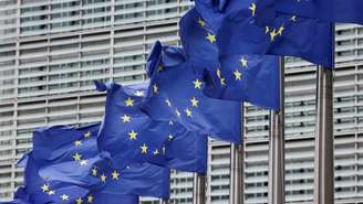 Bandeiras da União Europeia em frente à sede da Comissão Europeia em Bruxelas, na Bélgica.