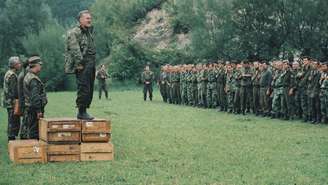 O general sérvio-bósnio Ratko Mladic fala com soldados perto da cidade bósnia de Cazin, em 4 de setembro de 1994.