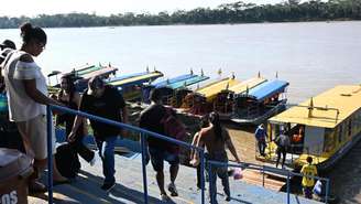 Em 11 de agosto de 2026, pessoas chegam de barco pelo rio Mamoré em Guayaramerín, na fronteira entre a Bolívia e o Brasil, no departamento de El Beni, na Bolívia.