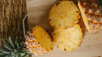 Casca de abacaxi com hortelã pode virar uma infusão aromática e ajudar a aproveitar melhor a fruta