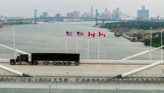 Canadá reage a tarifaço de Trump e guerra comercial ameaça encarecer carros, casas e gasolina nos EUA