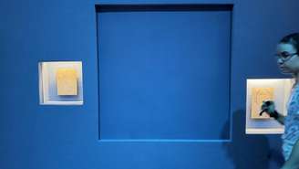 Um painel cobre área onde ficava exposto um colar de diamantes, roubado na véspera em plena luz do dia em Viena, em 28 de agosto de 2026.