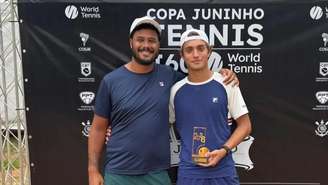 Cadu Lino com o troféu de azul e branco 