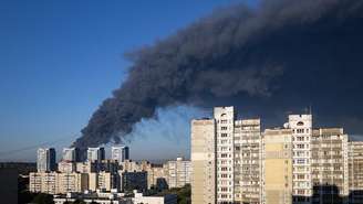 Fumaça no céu de Kiev após ataques russos a um depósito próximo à capital ucraniana, em 29 de agosto de 2026.