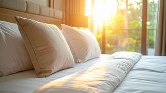 Quer uma cama com cara de hotel? Veja 5 truques simples de arrumação para deixá