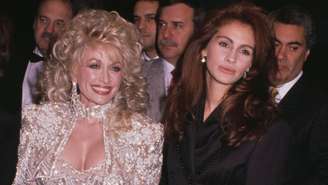 Dolly Parton (esquerda) e Julia Roberts (direita) juntas em um evento de lançamento de "Flores de Aço" em Nova York, em 1989 (
